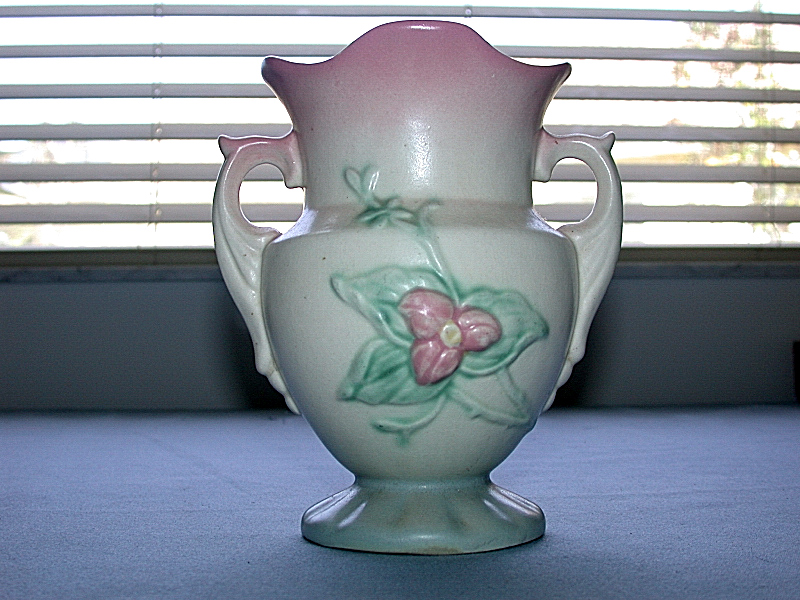 This auction is for a Beautiful Vintage HULL ART Vase.